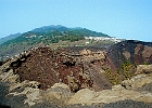 Blick in den Krater vom Vulkan San Antonio, oben das Dorf Fuencaliente